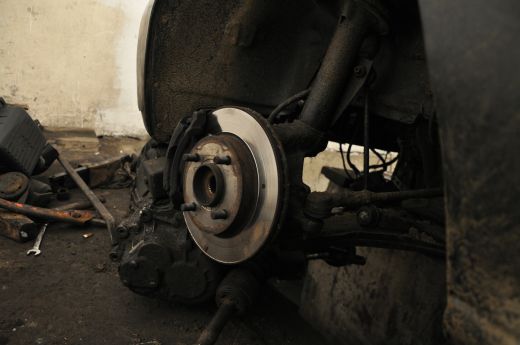 Półosie i skrzynię (w tle) też musiały 'wylecieć'