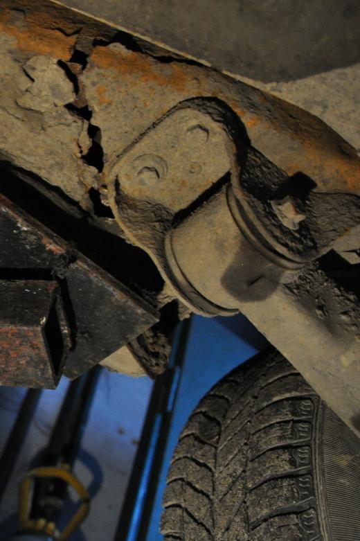 ...prawdziwa katastrofa jest po prawej stronie. Podłużnica, zrobiona z 1 mm blachy pękła przy belce zawieszenia, co spowodowało przesunięcie koła do tyłu...