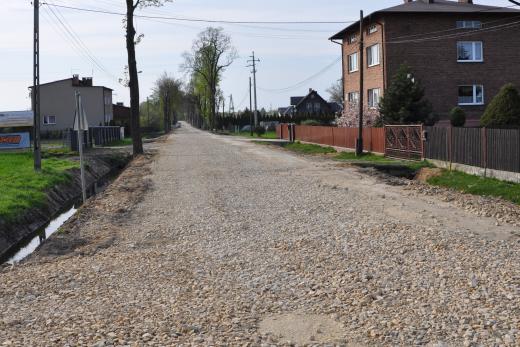 ul. Jaroszowicka - odcinek od ul. Krzywej do SP2 praktycznie na całej długości jest pozbawiony nawierzchni