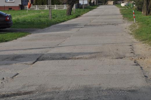 ul. Samochodowa - płyty położono, mieszkańcy na asfalt zapewne jeszcze długo poczekają.