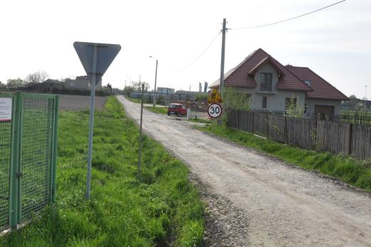 ul. Spokojna - asfaltu nie widać, ale przynajmniej zasypano rekordowe koleiny które tutaj powstawały...